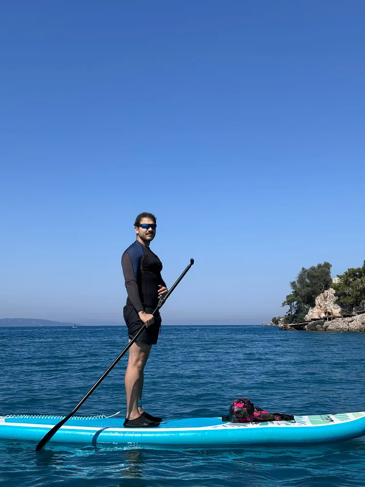 Deniz üzerinde SUP yaparken